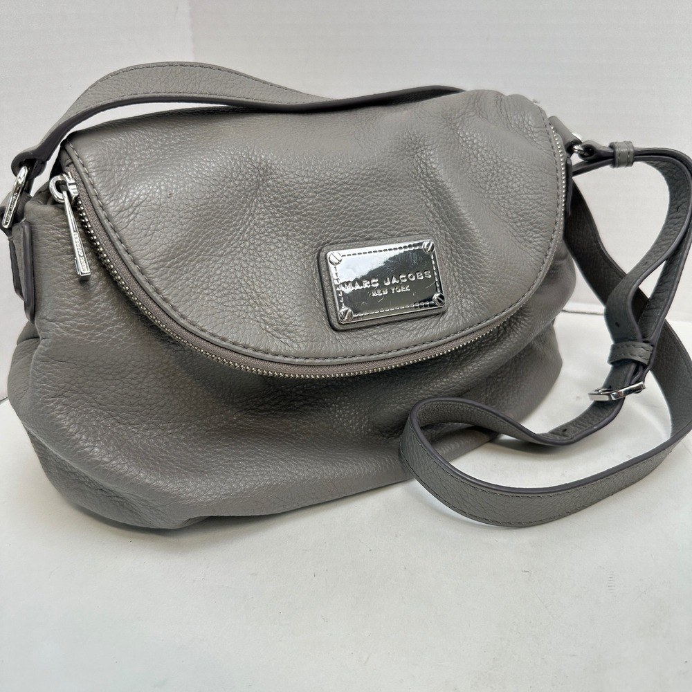 Marc Jacobs Grey Pebbled Leather Crossbody Bag Silver Logo Plaque Slouchy Hobo